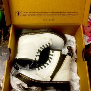 Dr Martens  Toddler size US 7/ UK 6. Color is white.